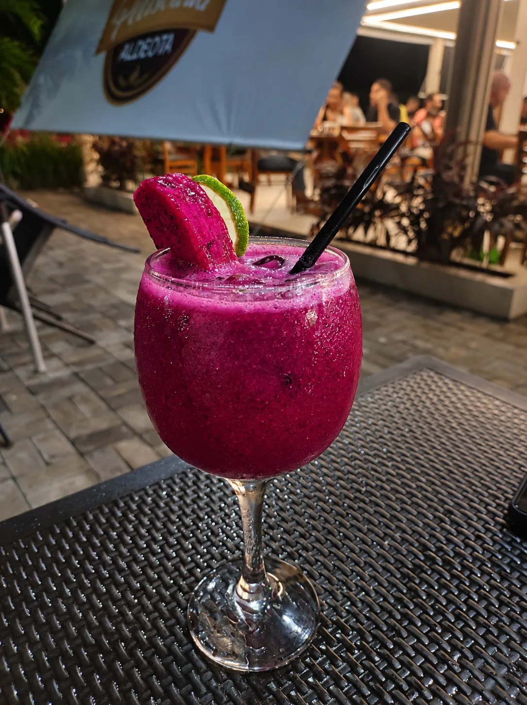 Bebida preparada com pitaya servida em uma taça